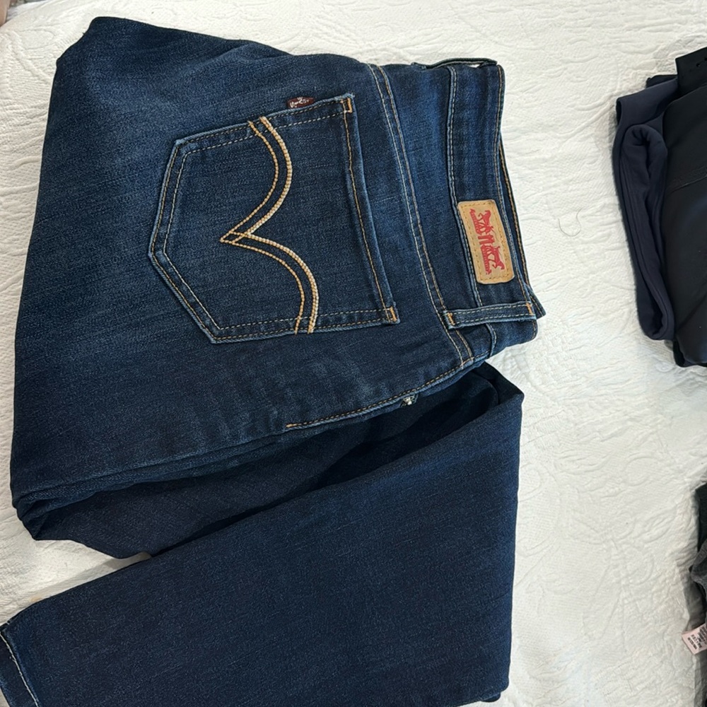EUC WOMENS LEVIS JEANS SIZE 29 dark blue